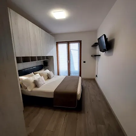 Sole Tra I Gelsi Tirano
